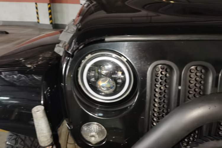 Used Jeep Wrangler 2015 3.0L Sahara Four-Door Edition Right Front Headlight