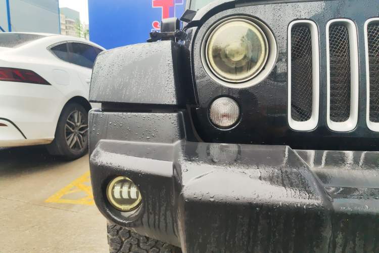 Used Jeep Wrangler 2015 2.8TD Sahara Four-Door Comfort Edition Right Front Headlight