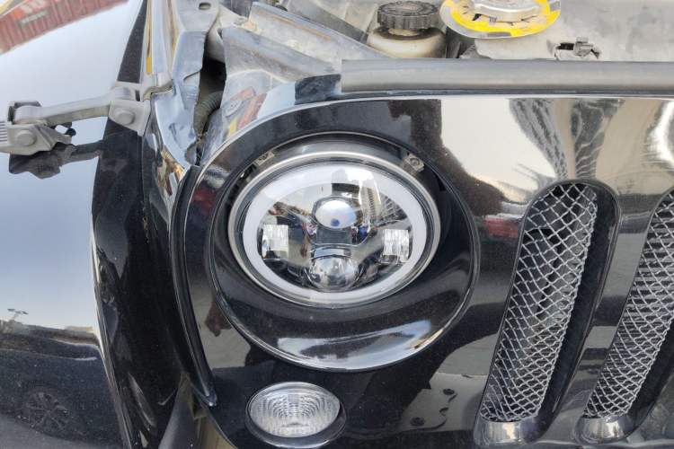 Used Jeep Wrangler 2015 3.0L Sahara Four-Door Comfort Edition Right Front Headlight