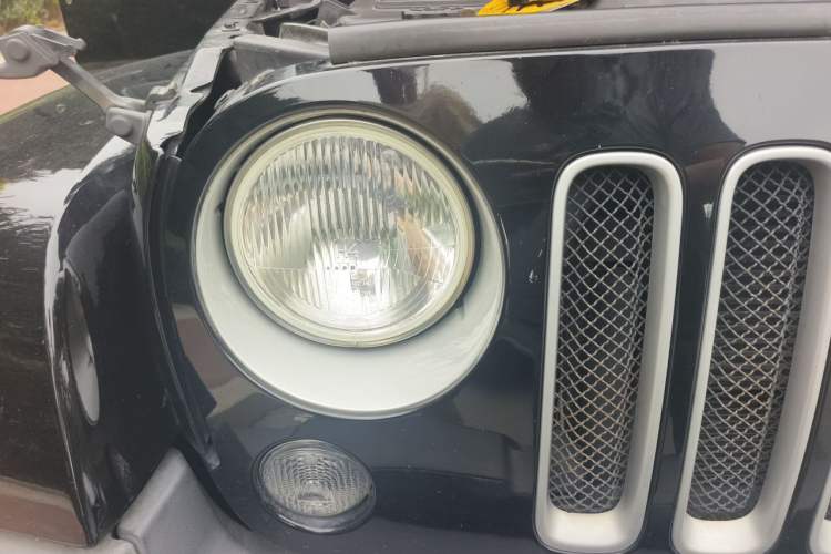Used Jeep Wrangler 2015 3.0L Sahara Four-Door Comfort Edition Right Front Headlight