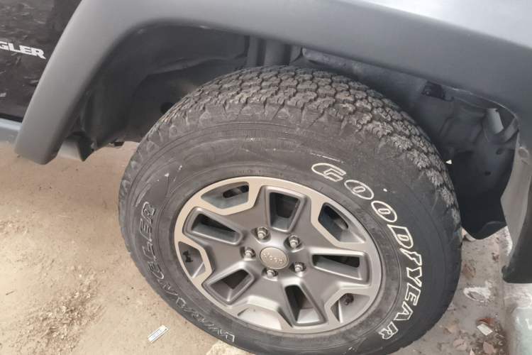 Used Jeep Wrangler 2015 3.6L Rubicon Two-Door Comfort Edition Right Front Wheel Hub