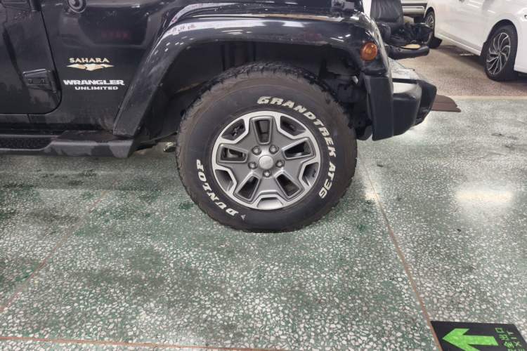 Used Jeep Wrangler 2015 3.0L Sahara Four-Door Comfort Edition Right Front Wheel Hub