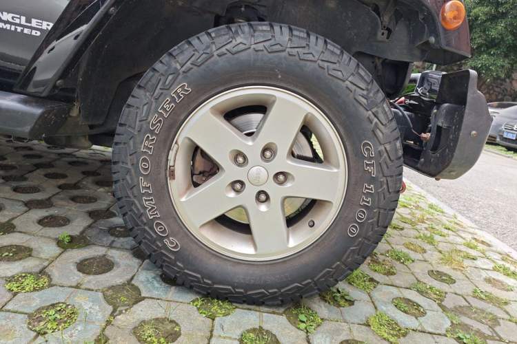 Used Jeep Wrangler 2015 2.8TD Sahara Four-Door Comfort Edition Right Front Wheel Hub