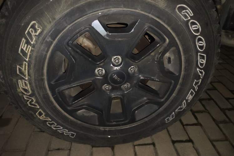 Used Jeep Wrangler 2015 3.0L Sahara Four-Door Comfort Edition Right Front Wheel Hub