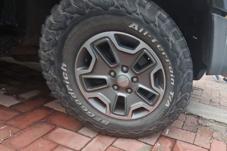 Used Jeep Wrangler 2015 3.0L Sahara Four-Door Comfort Edition Right Front Wheel Hub