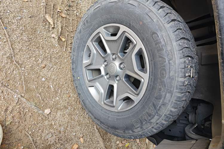 Used Jeep Wrangler 2015 3.0L Sahara Four-Door Comfort Edition Right Front Wheel Hub