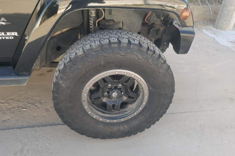 Used Jeep Wrangler 2015 3.0L Sahara Four-Door Edition Right Front Wheel Hub