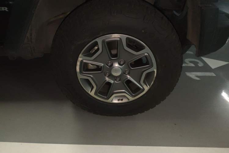 Used Jeep Wrangler 2015 3.6L Rubicon Two-Door Comfort Edition Right Front Wheel Hub