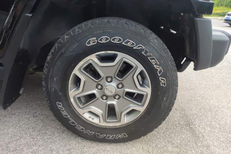 Used Jeep Wrangler 2015 3.0L Sahara Four-Door Comfort Edition Right Front Wheel Hub