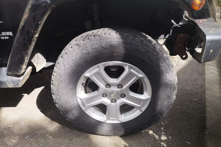 Used Jeep Wrangler 2015 3.0L Sahara Four-Door Edition Right Front Wheel Hub