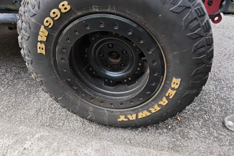 Used Jeep Wrangler 2015 3.6L Rubicon Two-Door Comfort Edition Right Front Wheel Hub