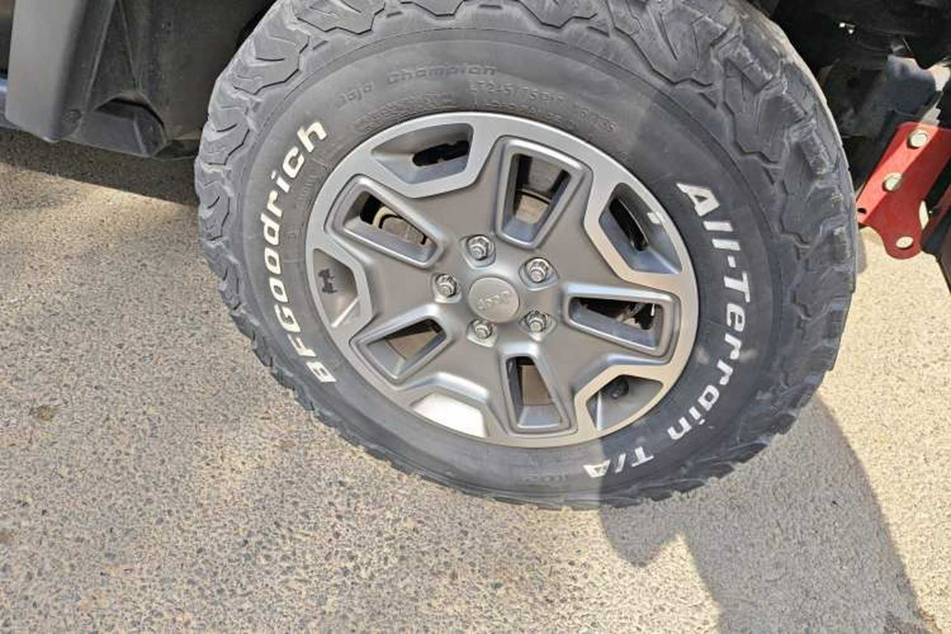Used Jeep Wrangler 2015 3.6L Rubicon Four-Door Edition Right Front Wheel Hub