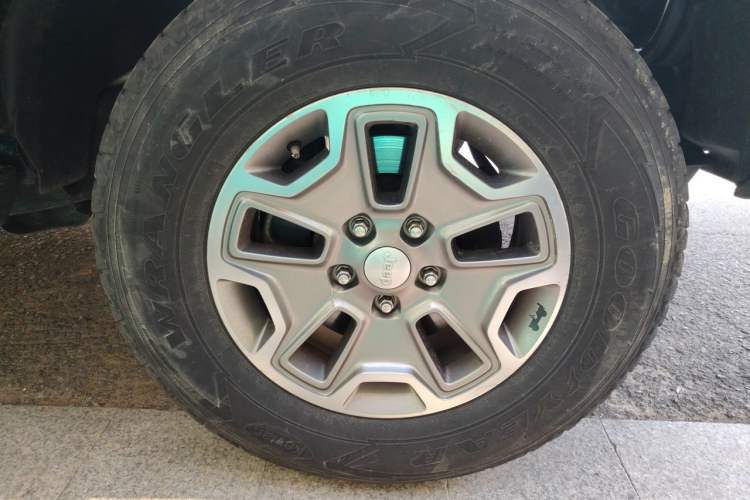 Used Jeep Wrangler 2015 3.0L Sahara Four-Door Comfort Edition Right Front Wheel Hub