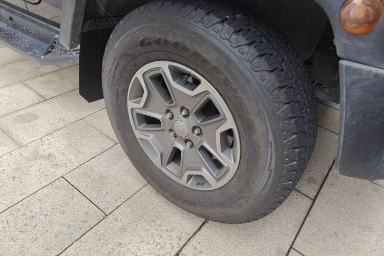 Used Jeep Wrangler 2015 3.6L Rubicon Two-Door Comfort Edition Right Front Wheel Hub
