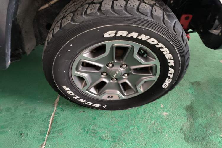 Used Jeep Wrangler 2015 3.0L Sahara Four-Door Comfort Edition Right Front Wheel Hub