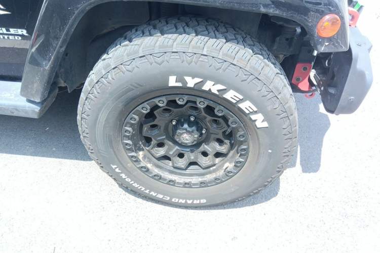 Used Jeep Wrangler 2015 3.0L Sahara Four-Door Comfort Edition Right Front Wheel Hub