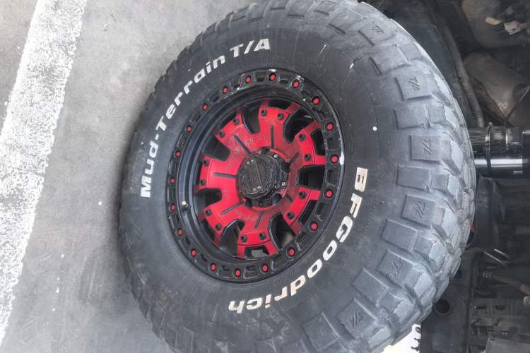 Used Jeep Wrangler 2015 3.6L Rubicon two-door model Right Front Wheel Hub