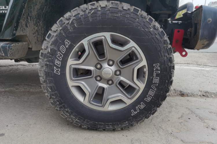 Used Jeep Wrangler 2015 3.0L Sahara Four-Door Comfort Edition Right Front Wheel Hub