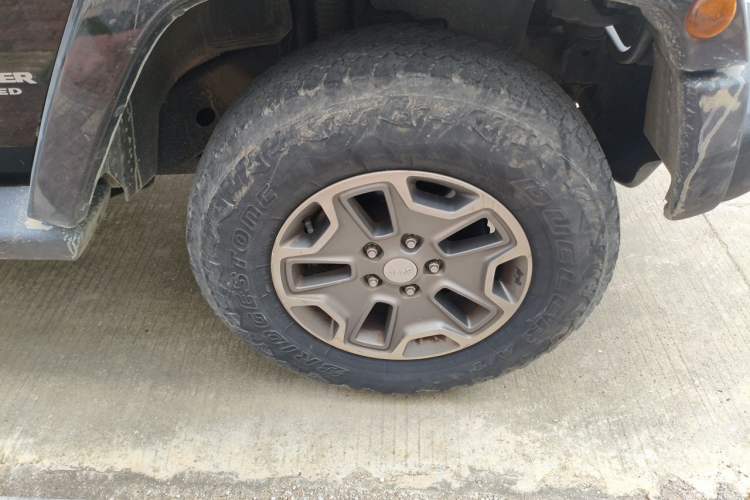 Used Jeep Wrangler 2015 3.0L Sahara Four-Door Comfort Edition Right Front Wheel Hub