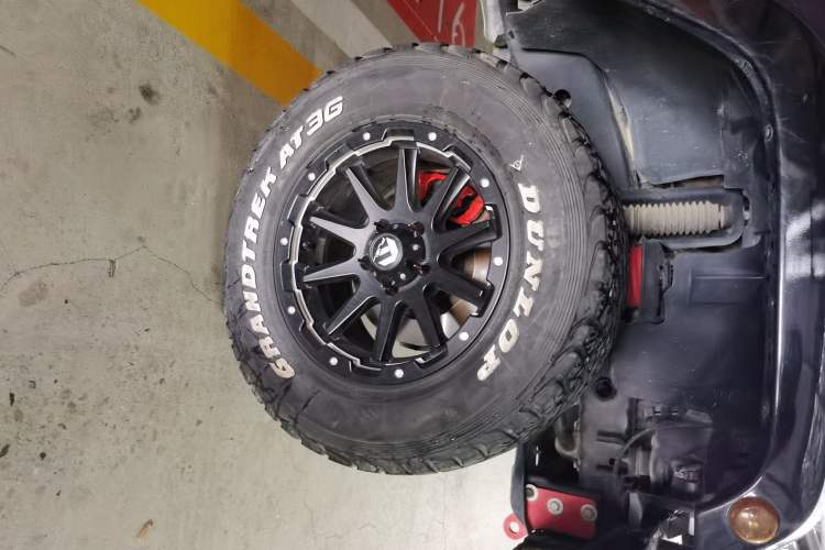 Used Jeep Wrangler 2015 3.0L Sahara Four-Door Edition Right Front Wheel Hub