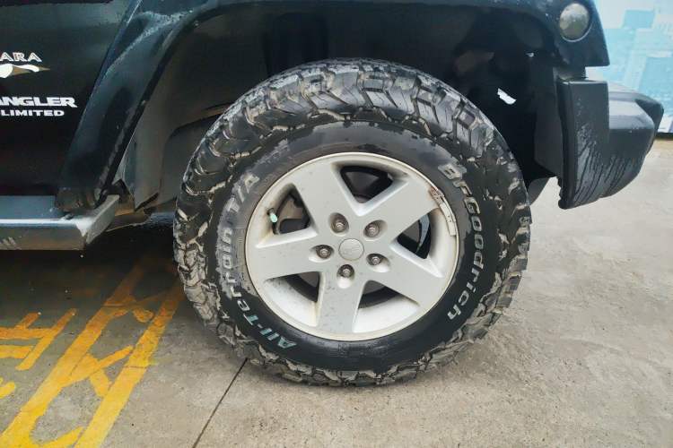 Used Jeep Wrangler 2015 2.8TD Sahara Four-Door Comfort Edition Right Front Wheel Hub