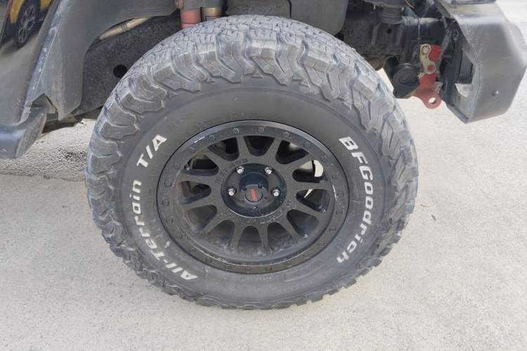 Used Jeep Wrangler 2015 3.0L Sahara Four-Door Comfort Edition Right Front Wheel Hub