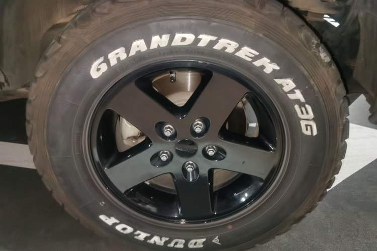 Used Jeep Wrangler 2015 2.8TD Sahara Four-Door Comfort Edition Right Front Wheel Hub