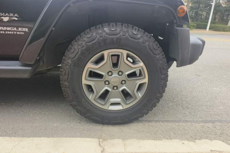 Used Jeep Wrangler 2015 3.0L Sahara Four-Door Comfort Edition Right Front Wheel Hub