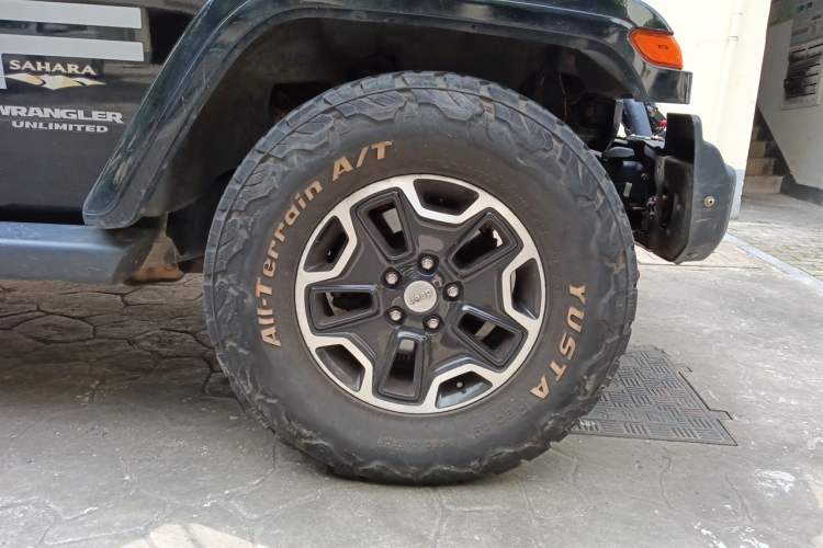 Used Jeep Wrangler 2015 3.0L Sahara Four-Door Edition Right Front Wheel Hub