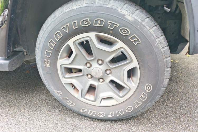 Used Jeep Wrangler 2015 3.0L Sahara Four-Door Edition Right Front Wheel Hub