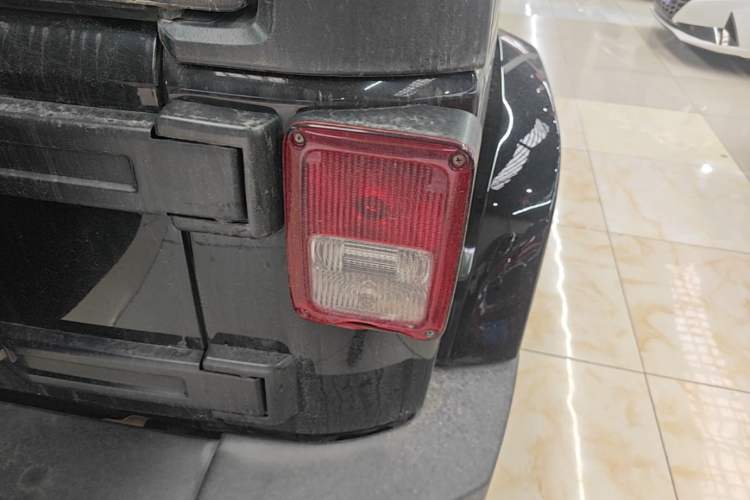 Used Jeep Wrangler 2015 3.0L Sahara Four-Door Comfort Edition Right Rear Taillight