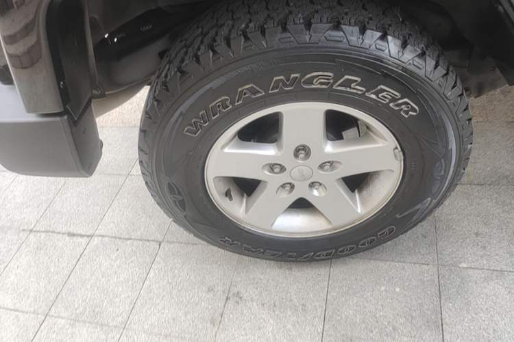 Used Jeep Wrangler 2015 2.8TD Sahara Four-Door Comfort Edition Right Rear Wheel Hub