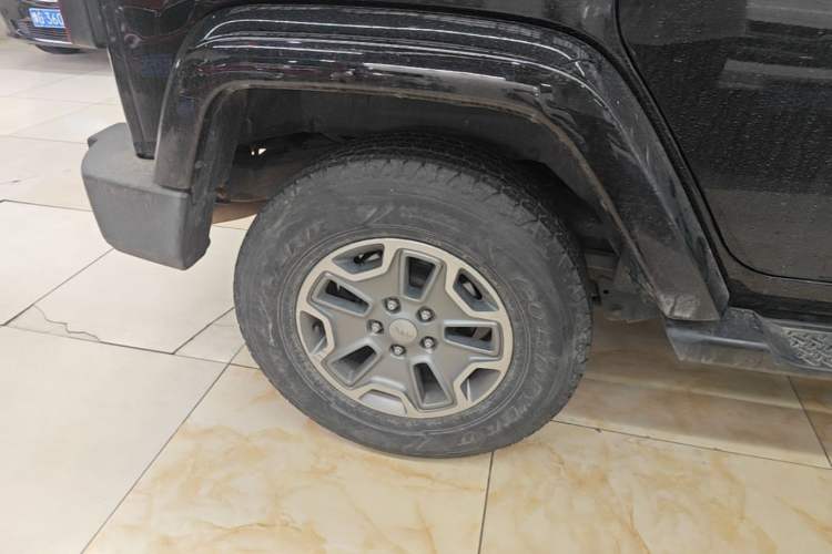 Used Jeep Wrangler 2015 3.0L Sahara Four-Door Comfort Edition Right Rear Wheel Hub