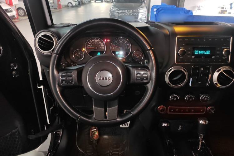 Used Jeep Wrangler 2015 3.6L Rubicon Four-Door Comfort Edition Steering Wheel