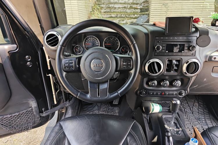 Used Jeep Wrangler 2015 3.0L Sahara Four-Door Comfort Edition Steering Wheel