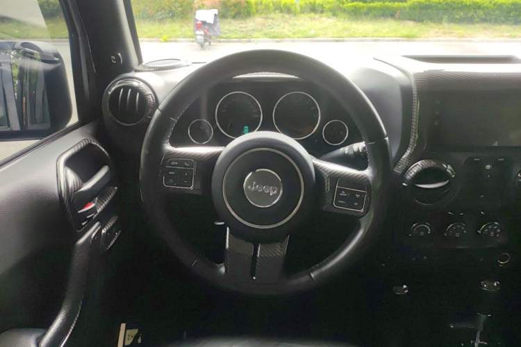Used Jeep Wrangler 2015 3.0L Sahara Four-Door Comfort Edition Steering Wheel