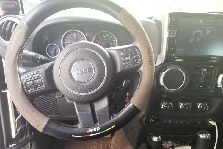 Used Jeep Wrangler 2015 3.0L Sahara Four-Door Edition Steering Wheel