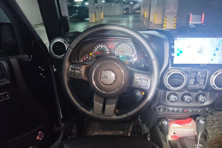 Used Jeep Wrangler 2015 3.6L Rubicon Four-Door Edition Steering Wheel