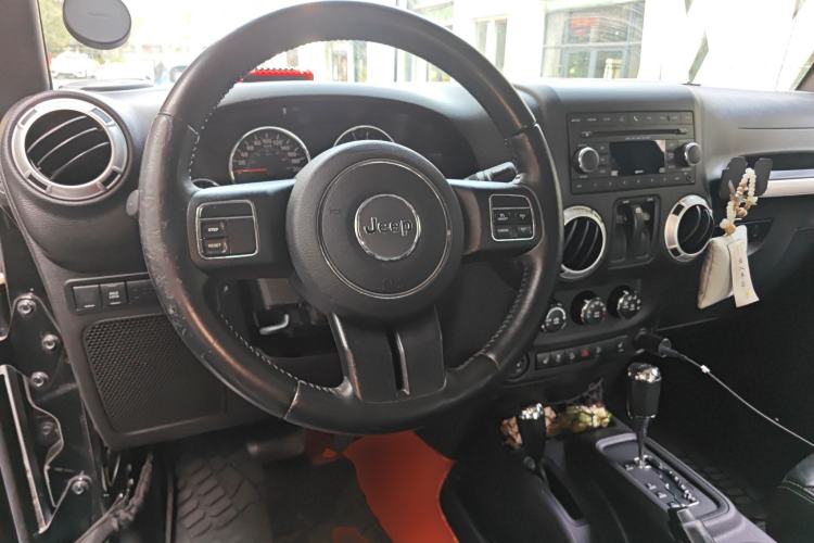 Used Jeep Wrangler 2015 3.6L Rubicon Two-Door Comfort Edition Steering Wheel