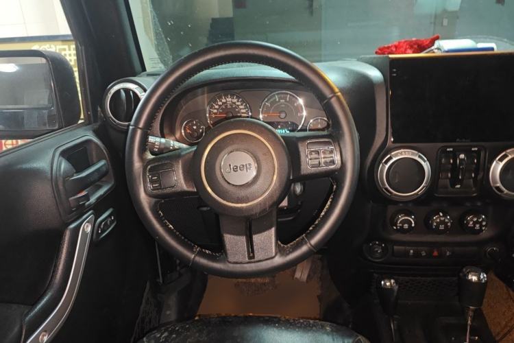 Used Jeep Wrangler 2015 2.8TD Sahara Four-Door Edition Steering Wheel