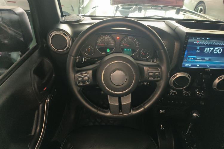 Used Jeep Wrangler 2015 3.0L Sahara Four-Door Comfort Edition Steering Wheel