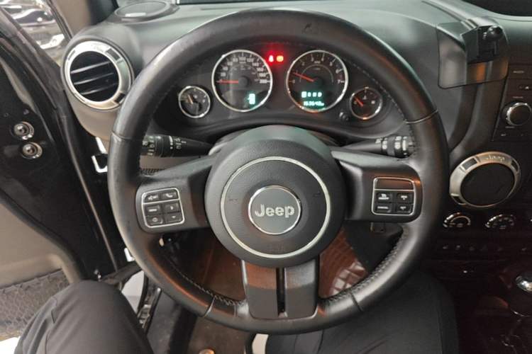 Used Jeep Wrangler 2015 3.0L Sahara Four-Door Comfort Edition Steering Wheel
