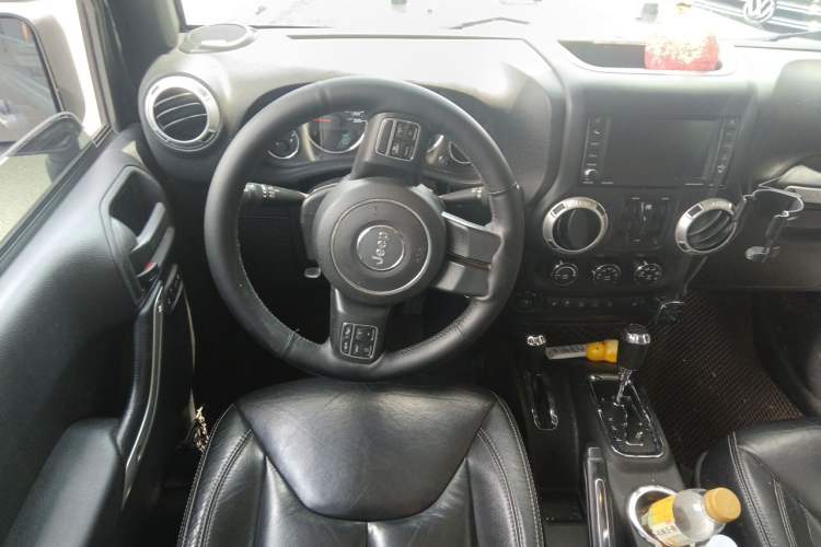 Used Jeep Wrangler 2015 3.0L Sahara Four-Door Comfort Edition Steering Wheel