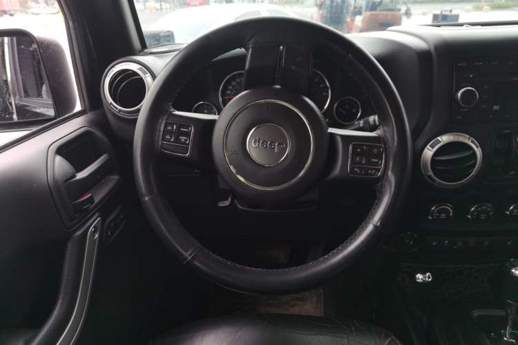 Used Jeep Wrangler 2015 3.0L Sahara Four-Door Comfort Edition Steering Wheel