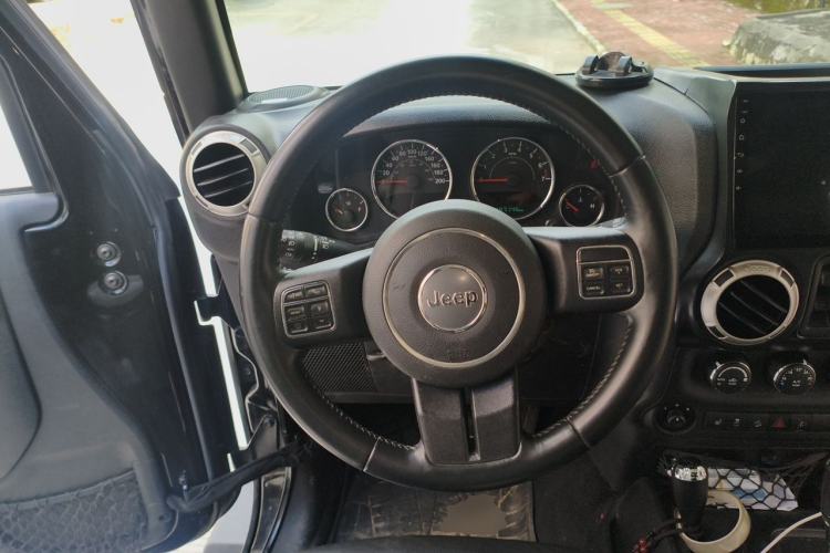 Used Jeep Wrangler 2015 3.0L Sahara Four-Door Comfort Edition Steering Wheel