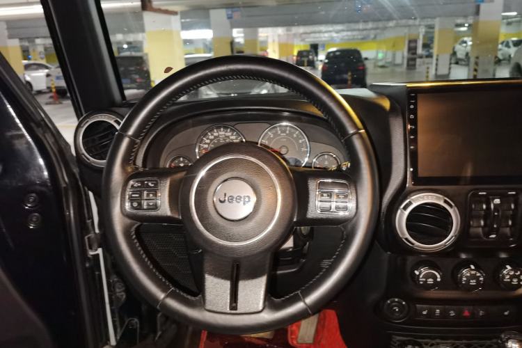 Used Jeep Wrangler 2015 3.0L Sahara Four-Door Edition Steering Wheel