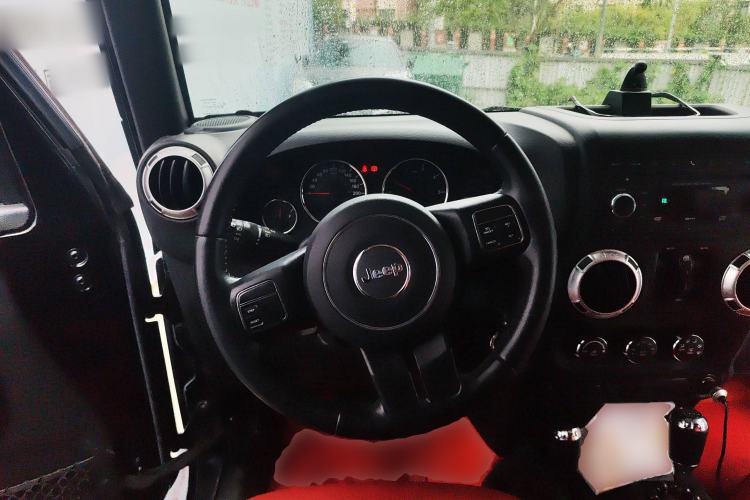 Used Jeep Wrangler 2015 2.8TD Sahara Four-Door Comfort Edition Steering Wheel