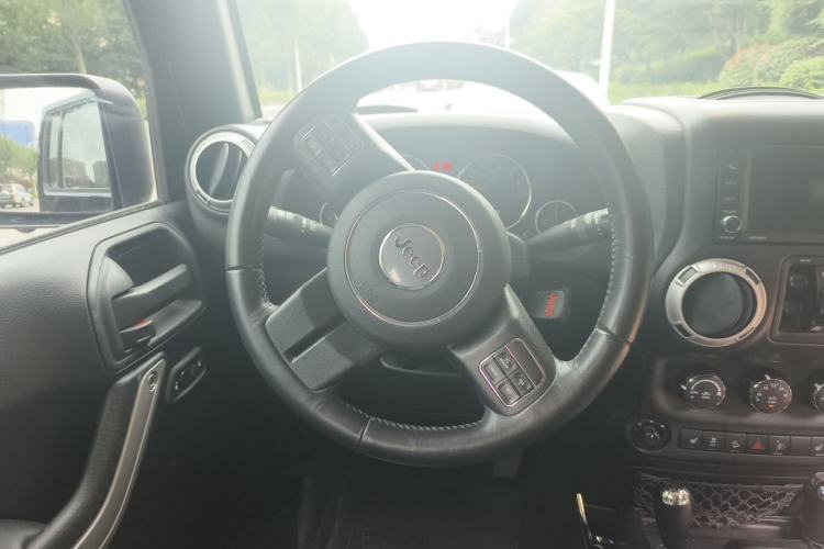 Used Jeep Wrangler 2015 3.0L Sahara Four-Door Comfort Edition Steering Wheel