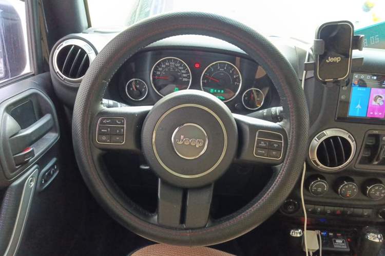 Used Jeep Wrangler 2015 3.0L Sahara Four-Door Edition Steering Wheel
