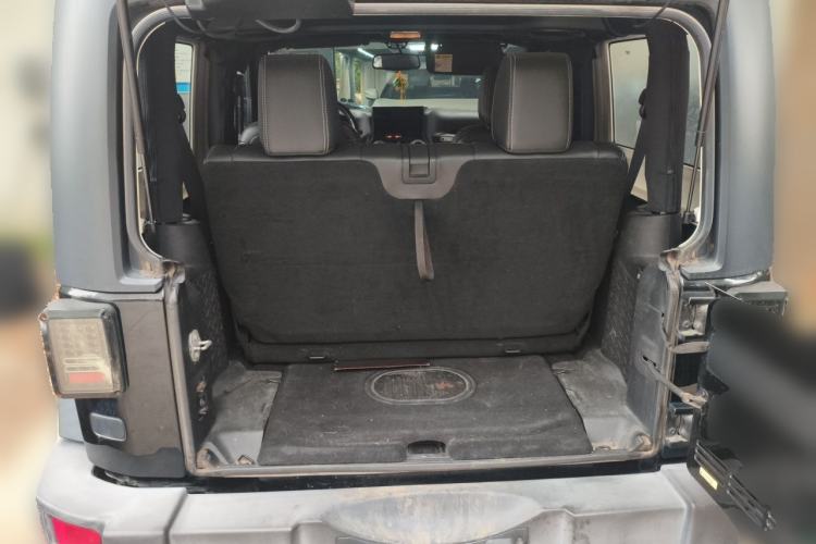 Used Jeep Wrangler 2015 3.6L Rubicon Two-Door Comfort Edition Trunk